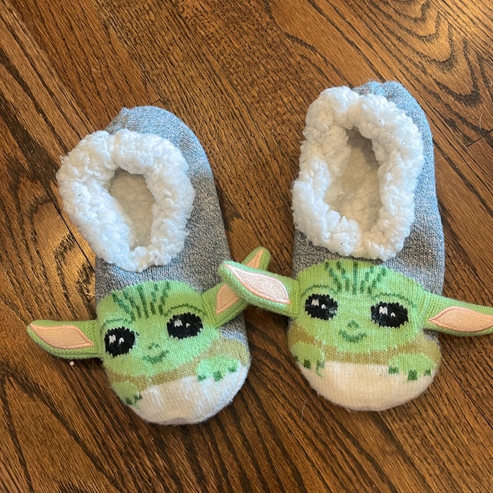 Baby Yoda slippers will fit size 2 to 4 girls